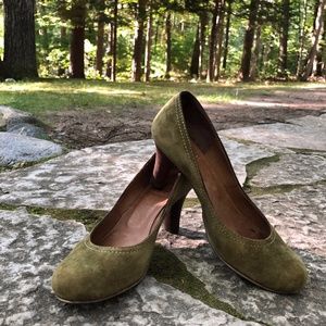 Moss Green Suede Pumps by Rabokigoshi Works